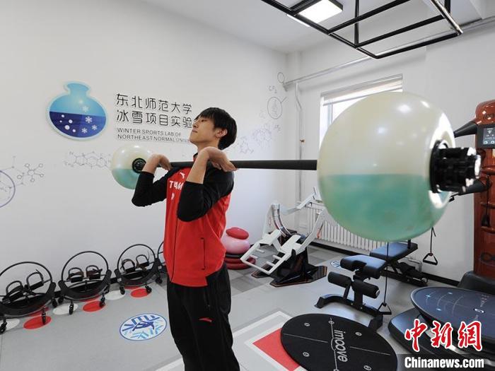 运动员在东北师范大学冰雪运动科学实验室进行测试。　刘栋 摄