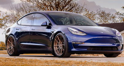 阿迪达斯和特斯拉因Model 3标志陷入商标争执