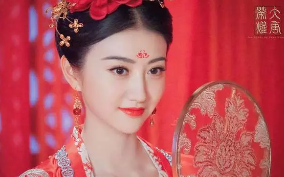 《大唐荣耀》好评不断，可景甜这“欧式双眼皮