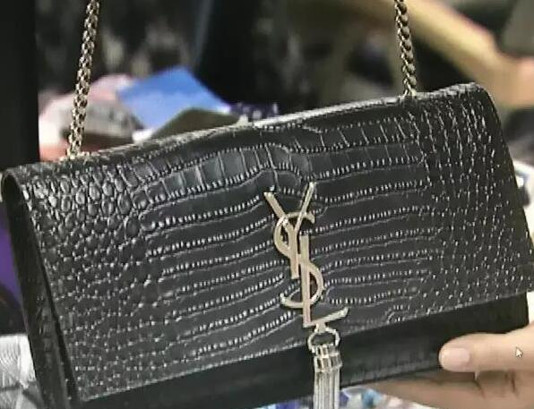 杭州一男子微信代购奢侈品包 发现商标假得离谱 杭州一男子微信代购奢侈品包 发现商标假得离谱