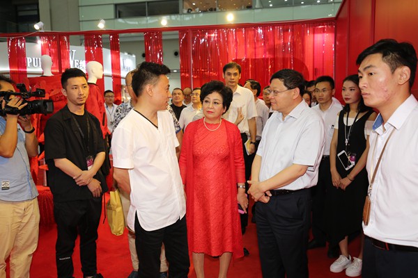 王伟中：推动传统行业转型升级 进一步擦亮深圳“设计之都”品牌