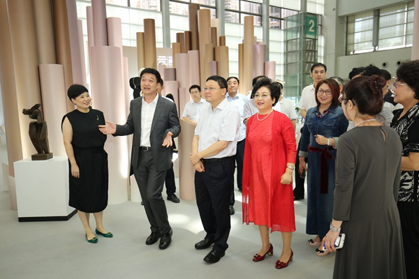 王伟中：推动传统行业转型升级 进一步擦亮深圳“设计之都”品牌