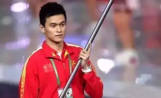 为何郭艾伦不像孙杨那样贴国旗遮商标?中国体育一哥才敢这么任性 为何郭艾伦不像孙杨那样贴国旗遮商标?中国体育一哥才敢这么任性