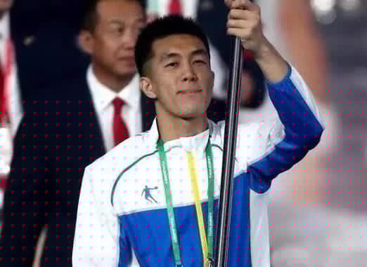 为何郭艾伦不像孙杨那样贴国旗遮商标？中国体