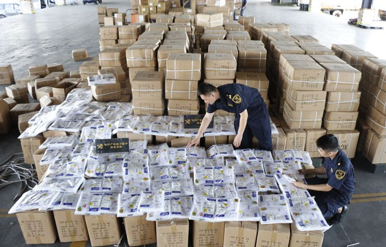 广州海关查获侵犯外观设计专利背心6.4万余件