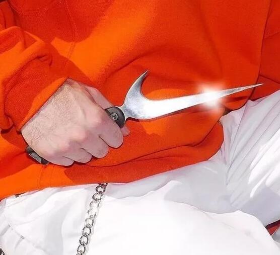 炫酷又危险，被做成武器的大牌商标设计！