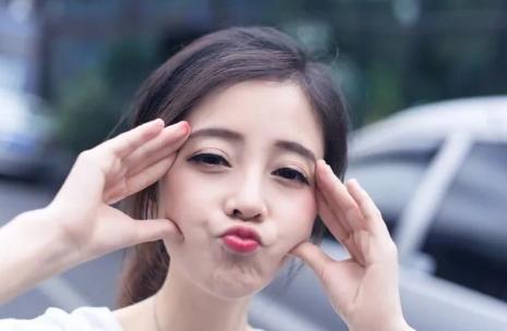 只因在直播间放了一首歌 冯提莫让斗鱼赔了不少钱 只因在直播间放了一首歌 冯提莫让斗鱼赔了不少钱